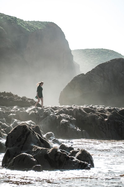 女人沿着海堤
